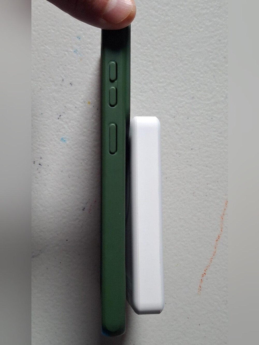 Magnetic wireless power bank 10000 mAh charger for iPhone Samsung smartphones - Picture 3 of 9